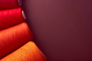 Yukarıdan renkli, canlı yün ipliklerin bileşimi. Sonbahar renkleri