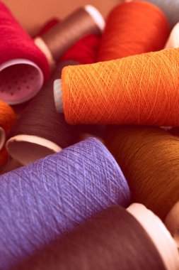 Yukarıdan renkli, canlı yün ipliklerin bileşimi. Sonbahar renkleri