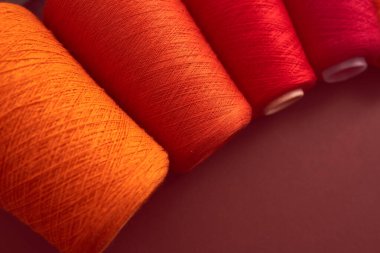 Yukarıdan renkli, canlı yün ipliklerin bileşimi. Sonbahar renkleri