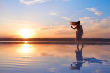 Güzel gülümseyen genç kadın