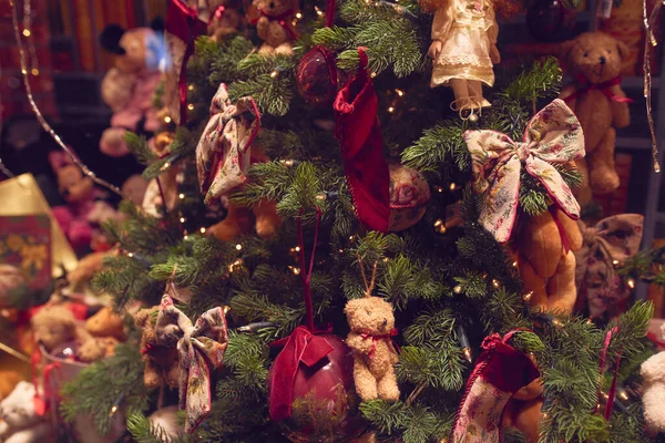 Weihnachtsbaum mit Spielzeug — Stockfoto