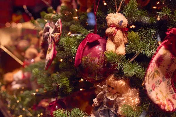 Tannenbaumschmuck Mit Kugeln Und Lichtern Konzept Für Neujahrsfeier — Stockfoto