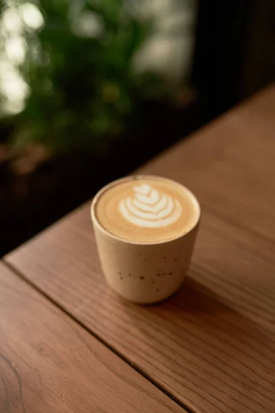 Cup Cappuccino Latte Art Wooden Table Beautiful Foam Ceramic Cup — Stock Photo, Image