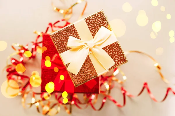 Новорічна Подарункова Коробка Святковими Стрічками Золотими Зірками — стокове фото