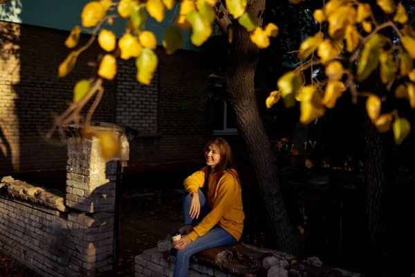 Mooie Kaukasische Jonge Vrouw Drinken Koffie Buiten Gele Trui — Stockfoto