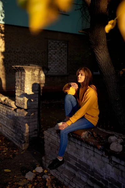 Schöne Kaukasische Junge Frau Trinkt Kaffee Freien Gelben Pullover — Stockfoto