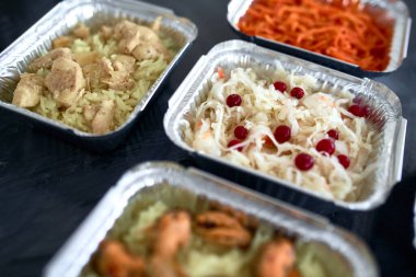 Farklı folyo kapları ve lezzetli yemekler. Teslimat servisi