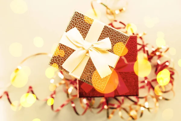 Новорічна Подарункова Коробка Святковими Стрічками Золотими Зірками Розмитими Вогнями — стокове фото