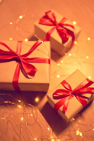 Новорічна Подарункова Коробка Червоними Стрічками Розмитими Святковими Вогнями — стокове фото