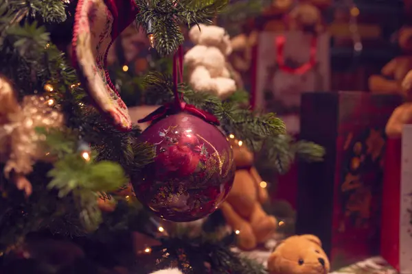 Weihnachtsbaum Mit Spielzeug Und Festlicher Beleuchtung — Stockfoto