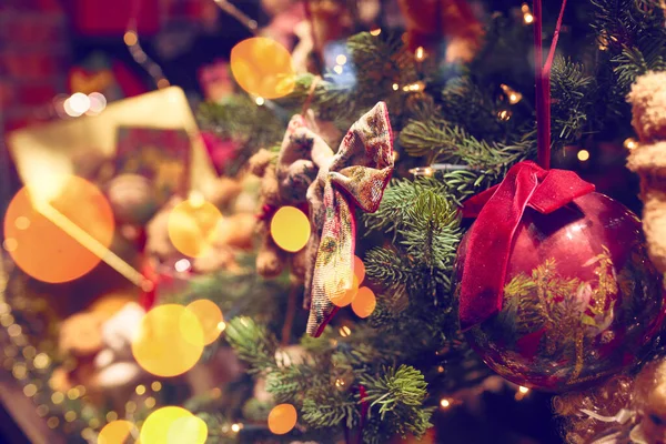 Weihnachtsbaum Mit Spielzeug Und Festlicher Beleuchtung — Stockfoto