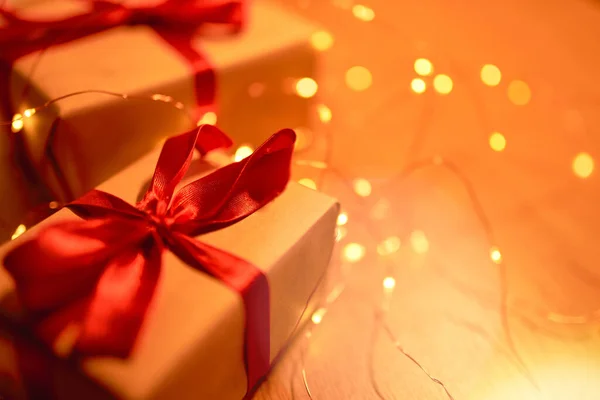 Новорічна Подарункова Коробка Святковими Стрічками Вогнями — стокове фото