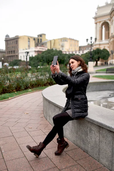 Hübsche Frau macht Selfie — Stockfoto