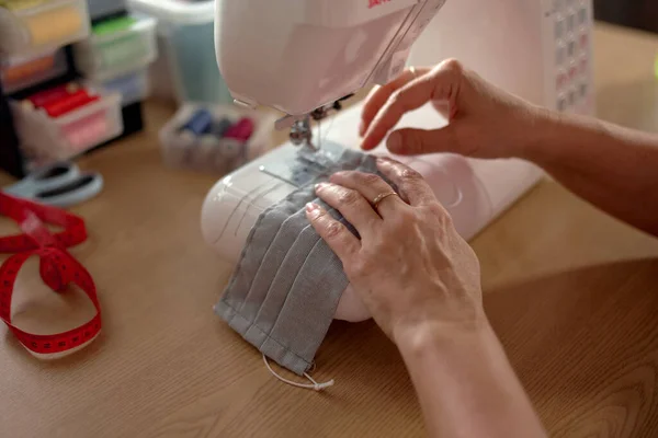 Žena Ruce Pomocí Šicího Stroje Šít Obličejovou Masku Pro Koróna — Stock fotografie