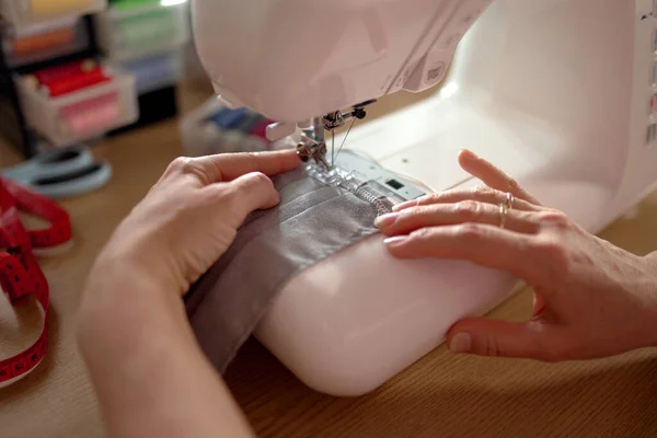 Manos Mujer Usando Máquina Coser Para Coser Mascarilla Para Pandemia — Foto de Stock