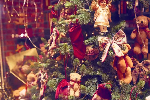 Weihnachtsbaum Mit Spielzeug Und Festlicher Beleuchtung — Stockfoto