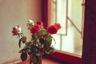 Güzel pembe ve turuncu gül buketi .