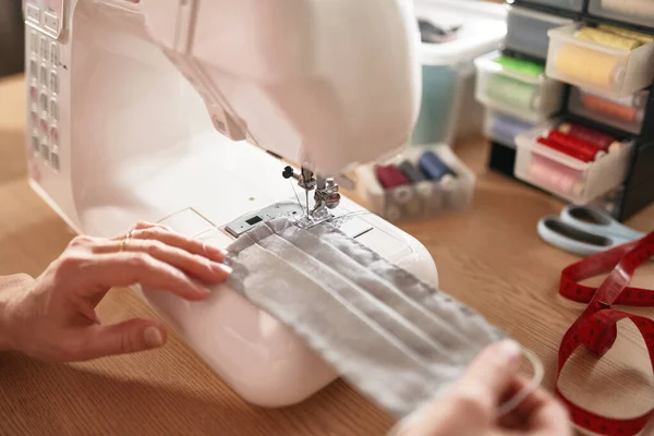 Руки Жінки Використовують Швейну Машинку Шиття Маски Обличчя Коронної Ковадлової — стокове фото