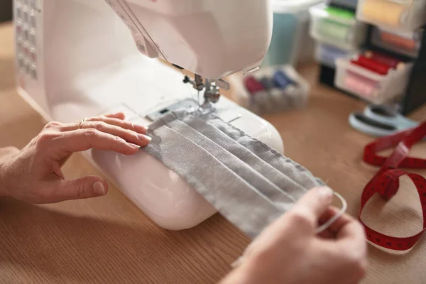 코로나 세계적 유행병을 마스크를 꿰매기 재봉틀을 사용하는 여성들 — 스톡 사진