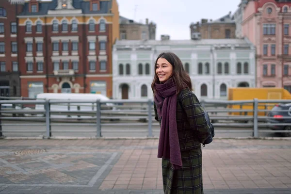 Happy Smiling Brunette Woman Walking City — Free Stock Photo