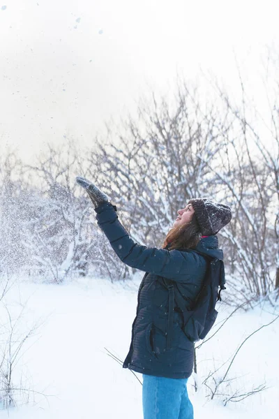 Красива Жінка Розважається Засніженому Лісі Зимова Активність Відкритому Повітрі — стокове фото