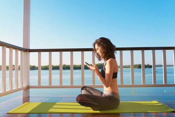 Hermosa Joven Haciendo Yoga Balcón Por Mañana — Foto de Stock