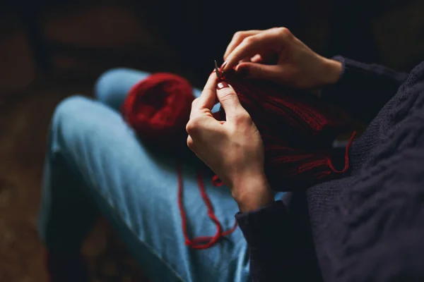 붉은 실로 뜨개질하는 암컷 손. — 스톡 사진