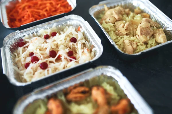 Farklı folyo kapları ve lezzetli yemekler. Teslimat servisi