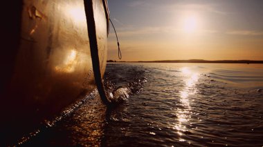 Gün batımında nehirde gemi yatları. Yelkencilik konsepti