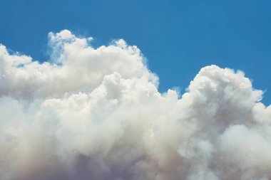 Şiddetli alevlerden yükselen yoğun beyaz duman,