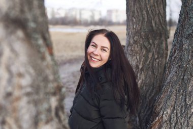 Siyah saçlı genç bir kadının portresi.