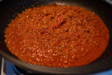 Tavada sıcak bolonez sosu.