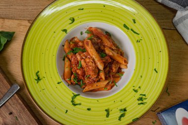 Konserve ton balığı sarımsaklı maydanoz salatası. Tahta bir masa üzerinde. Düz konserve, seçici bir odak noktası.