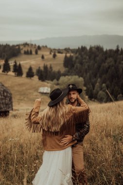 Güzel, şık bir çift, samimi düğünlerinde sarılıp gülüyor. Sonbahar mevsimi