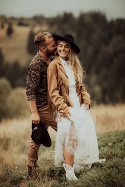 Güzel, şık bir çift, samimi düğünlerinde sarılıp gülüyor. Sonbahar mevsimi