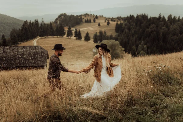 Bella Coppia Elegante Passeggiate Tenendosi Mano Paesaggio Montano Dei Carpazi — Foto Stock