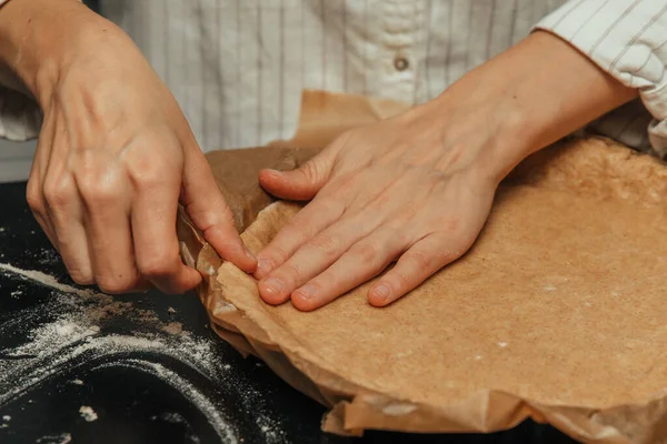 Młoda Kobieta Przygotowuje Ciasto Szarlotkę Ciasto Domowe — Zdjęcie stockowe