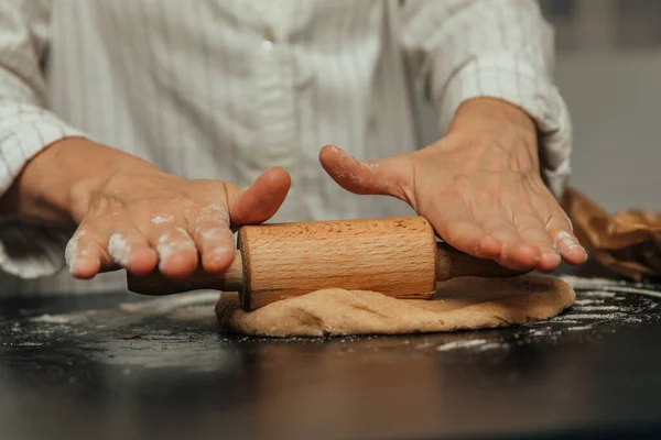 Mujer Joven Preparando Masa Para Pastel Manzana Pastelería Casera —  Fotos de Stock