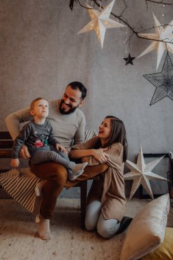 Mutlu Noeller ve mutlu tatiller. Modern aile, konformist olmayan tatil dekorunun tadını çıkarıyor..