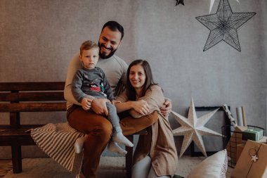 Mutlu Noeller ve mutlu tatiller. Modern aile, konformist olmayan tatil dekorunun tadını çıkarıyor..