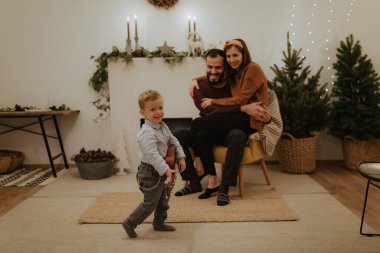 Mutlu Noeller ve mutlu tatiller! Güzel bir aile şöminenin önünde iyi vakit geçirir..