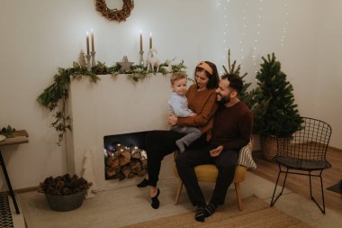 Mutlu Noeller ve mutlu tatiller! Güzel bir aile şöminenin önünde iyi vakit geçirir..