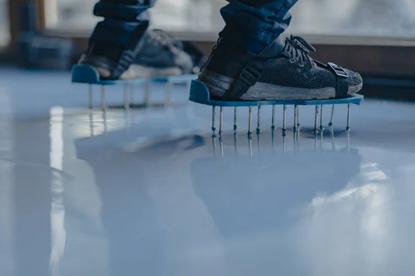 Trabajador Con Zapatillas Uñas Especiales Utilizadas Trabajos Pavimento Epoxi —  Fotos de Stock