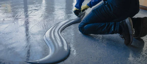 Lavoratore Applica Resina Epossidica Grigia Nuovo Pavimento — Foto Stock