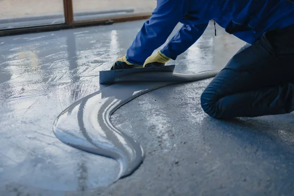 Lavoratore Applica Resina Epossidica Grigia Nuovo Pavimento — Foto Stock