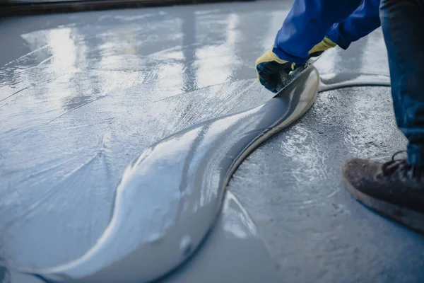 Lavoratore Applica Resina Epossidica Grigia Nuovo Pavimento — Foto Stock