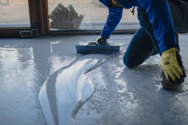 Lavoratore Applica Resina Epossidica Grigia Nuovo Pavimento — Foto Stock