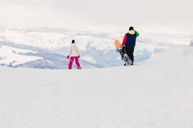 Kış boyunca kayak ve snowboard yapmaya giden insanlar..