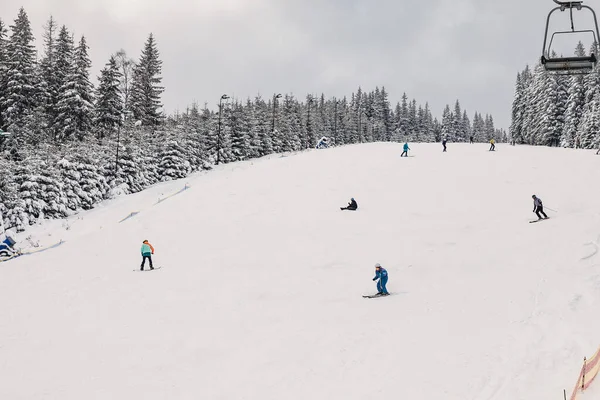 Emberek Lejtőn Akik Síelni Snowboardozni Mennek Télen — Stock Fotó