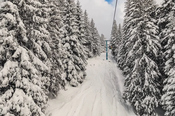 人々はスキーでリフトに乗って山の中で上昇している 冬のスポーツ活動 — ストック写真